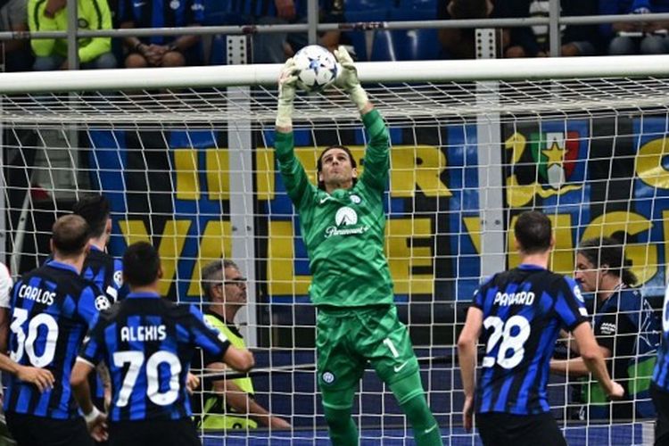 Aksi kiper Inter Milan, Yann Sommer, dalam pertandingan kedua Grup D Liga Champions 2023-2024 melawan Benfica di Stadion Giuseppe Meazza pada 3 Oktober 2023. Inter Milan saat ini menjadi tim dengan pertahanan terbaik di antara lima liga top Eropa. (Foto oleh GABRIEL BOUYS / AFP)