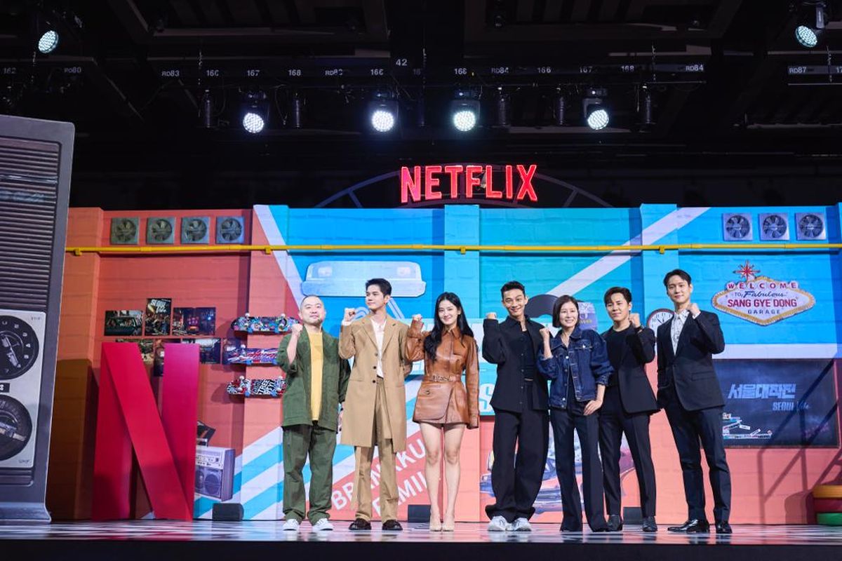Para pemain dan sutradara film Seoul Vibes saat konferensi pers yang digelar secara offline dan virtual di Grand Intercontinental Seoul, Korea Selatan, Selasa (23/8/2022).