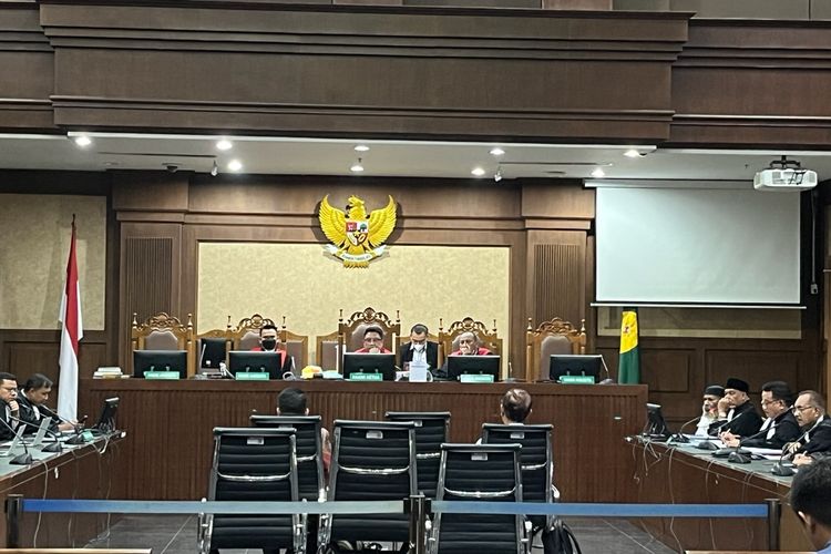 Tim penasihat hukum Lukas Enembe menghadirkan tiga orang ahli a de charhe atau ahli yang dihadirkan oleh pihak terdakwa dalam sidang dugaan suap dan gratifikasi yang menjerat Gubernur Papua itu pada Senin (28/8/2023)