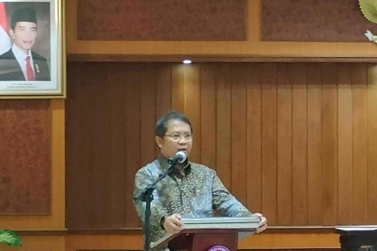 Menteri Komunikasi dan Informatika (Kominfo)
Rudiantara (kiri) memberikan keterangan kepada awak media di Kantor KPPU, Jakarta, Rabu (2/9/2019).