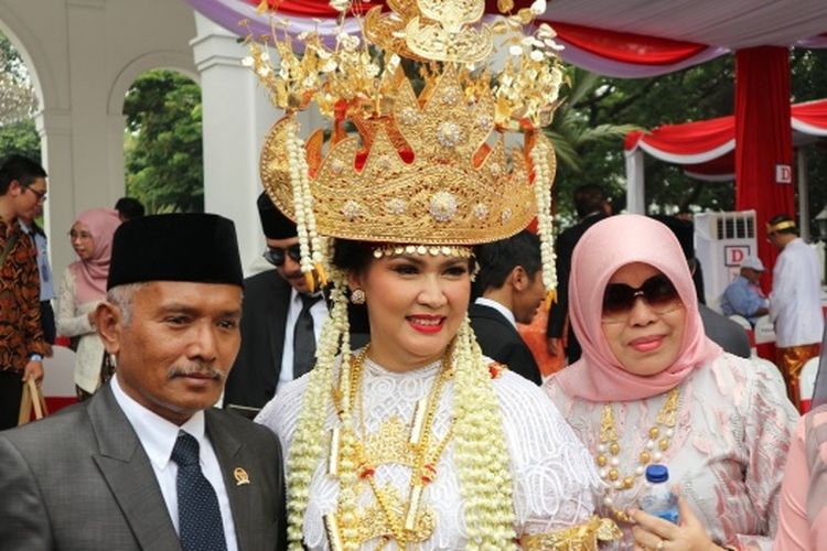 Istri Menteri Pertahanan Ryamizard Ryacudu, Nora Tristyana, mengenakan baju adat Lampung saat menghadiri upacara HUT Kemerdekaan RI ke-74 di Istana Negara, Jakarta, Sabtu ( 17/8/2019). Nora pun mendapat penghargaan kostum terbaik dan mendapatkan hadiah sepeda dari Presiden Joko Widodo.