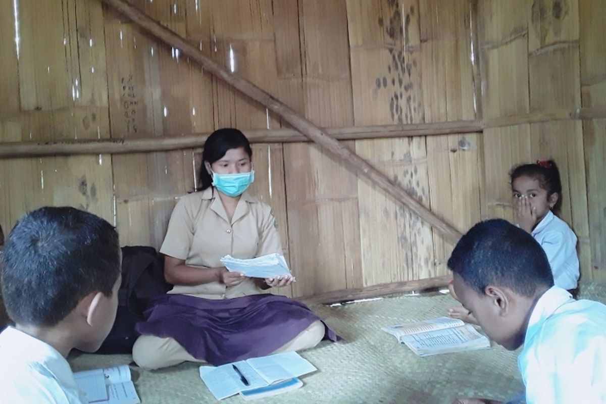 Elivina Nawu sedang membimbing murid-muridnya di kampung pedalaman selama masa belajar di rumah. 