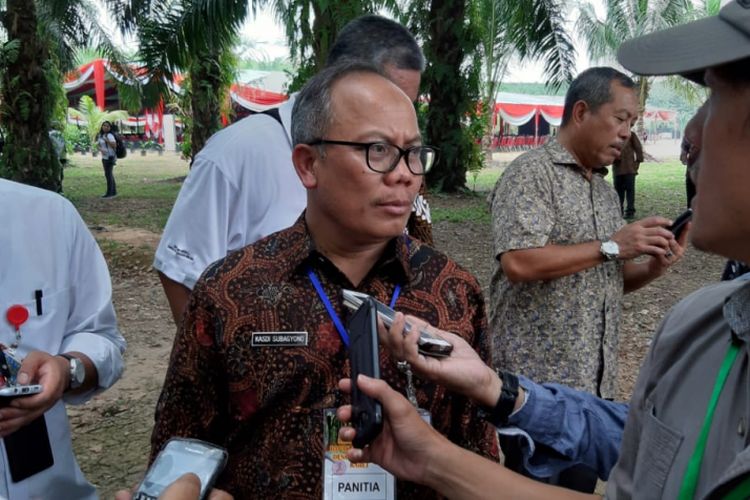 Direktur Jenderal (Dirjen) Perkebunan Kementan, Kasdi Subagyono menambahkan bahwa langkah menggunakan karet sebagai campuran aspal merupakan solusi tepat untuk memperbaiki harga yang ada di pasaran.

