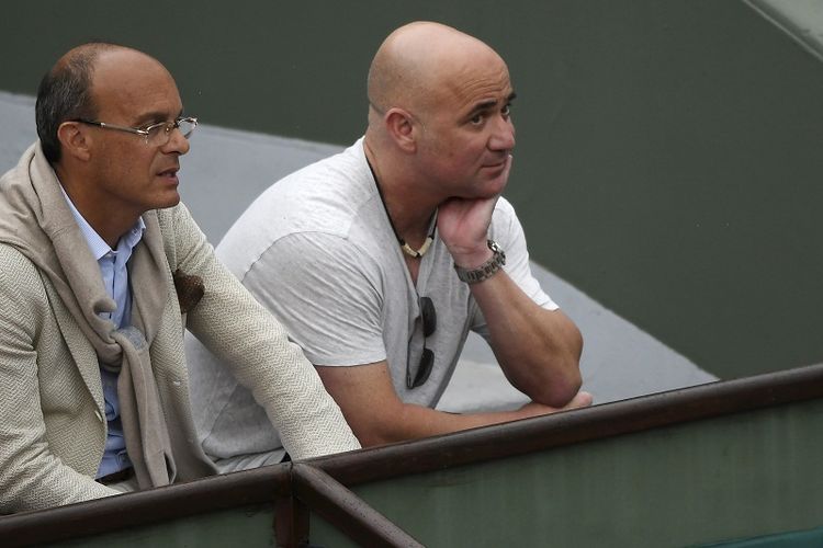 Pelatih Novak Djokovic, Andre Agassi (kanan), sedang menyaksikan anak asuhnya bertanding melawan Diego Schwartzman, pada laga Perancis Terbuka 2017 di Roland Garros, Paris, Perancis, Jumat (2/6/2017).