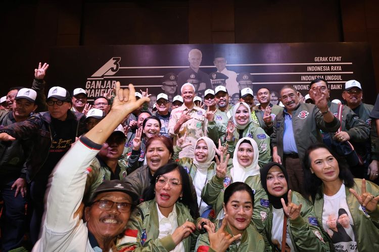Capres nomor urut 3 Ganjar Pranowo (tengah belakang) berfoto bersama keluarga Purnawirawan Polri Jawa Tengah yang mendukungnya pada Pilpres 2024, di Karanganyar, Rabu (7/2/2024).