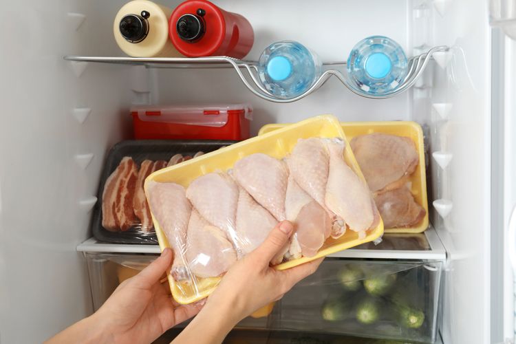Ilustrasi menyimpan ayam di kulkas bagian bawah. 