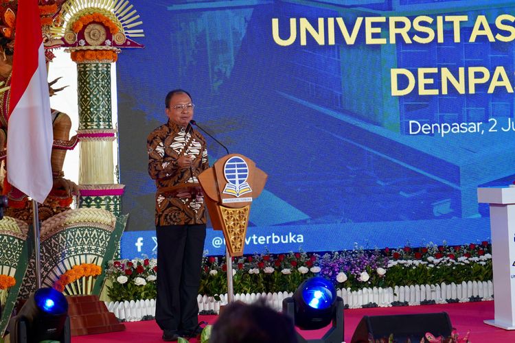 Gubernur Bali Wayan Koster saat memberikan sambutan pada peresmian gedung baru UT Denpasar di Jalan Raya Sesetan, Rabu (2/7/2025).