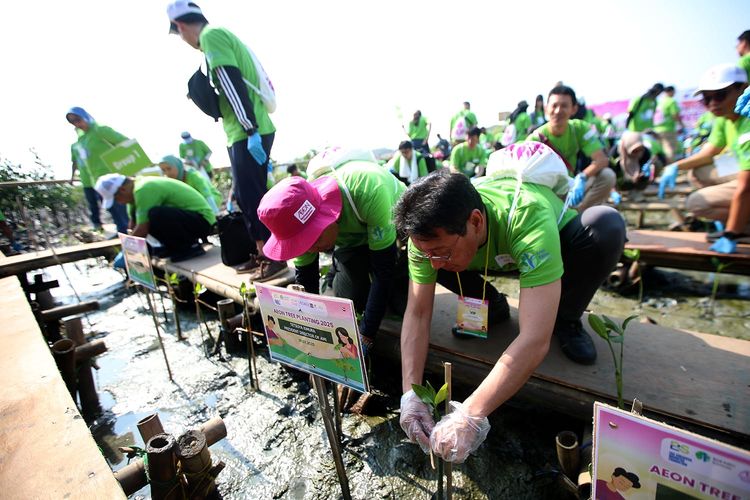 Gandeng Pemkab dan Emil Salim Institute, Aeon Foundation Tanam 1.000 Bakau di Pesisir Tangerang