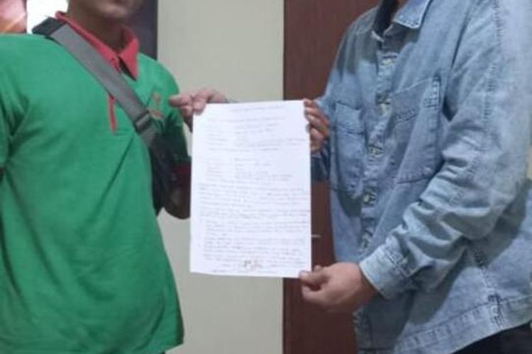 Seorang wisatawan menodongkan senjata air softgun ke sopir truk yang sedang melintas di Jalur Puncak Bogor, Jawa Barat. Peristiwa tersebut terjadi tepatnya di Jalan Raya Puncak, Cipayung, Kecamatan Megamendung, Kabupaten Bogor, Jumat (13/1/2023).