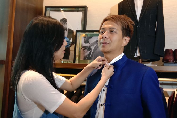 Delon Thamrin dan Aida Chandra saat melakukan fitting baju di Wong Hang Tailor. 