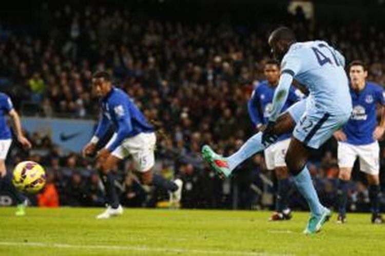 Gelandang Manchester City Yaya Toure melepaskan tembakan dari titik penalti, yang menentukan kemenangan timnya 1-0 atas Everton, pada lanjutan Premier League, di Etihad Stadium, Manchester, Sabtu (6/12/2014).