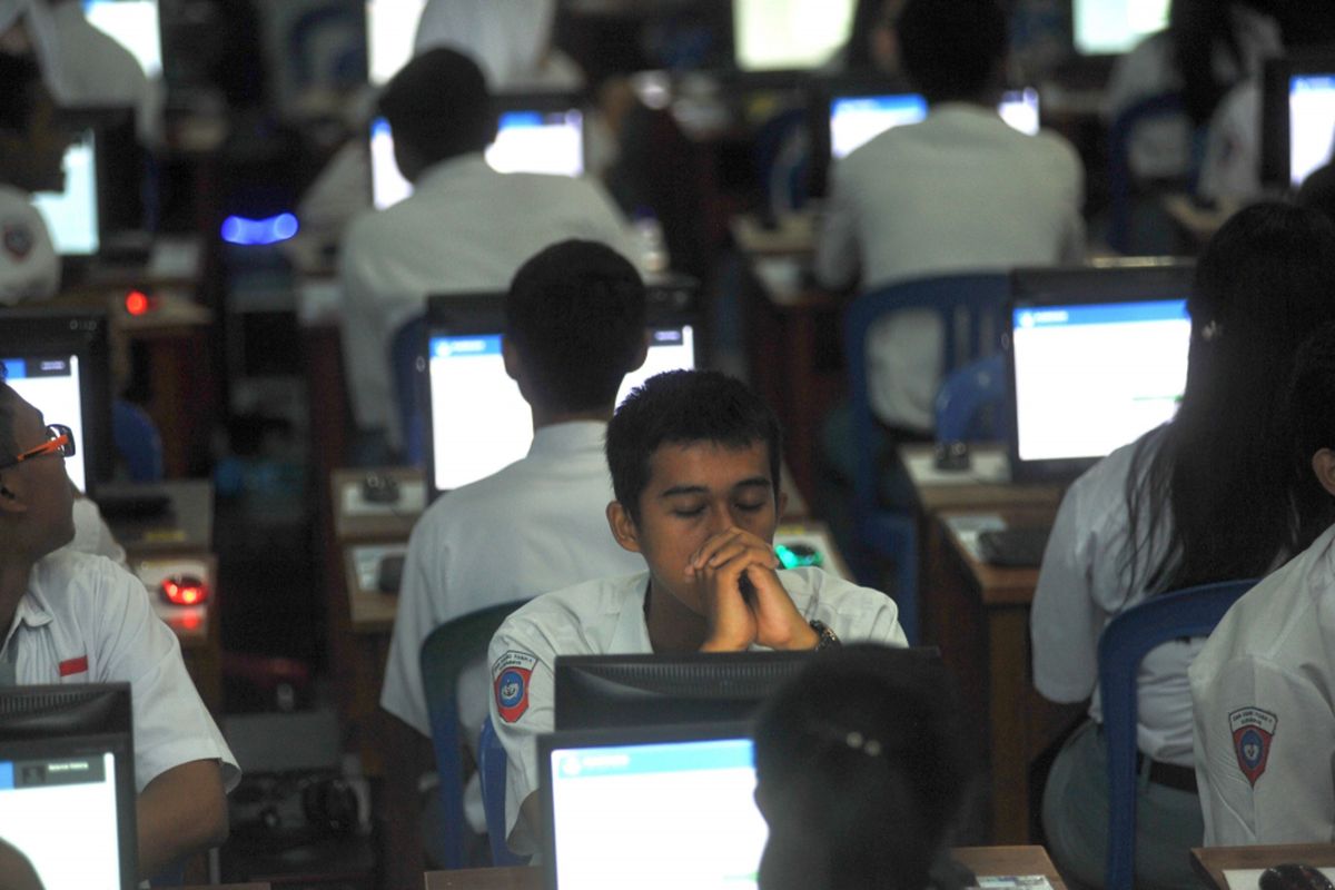 Siswa SMA Hang Tuah 1 Surabaya bersiap mengikuti Hari pertama Ujian Nasional Berbasis Komputer (UNBK) di Surabaya, Senin (4/4/2016).