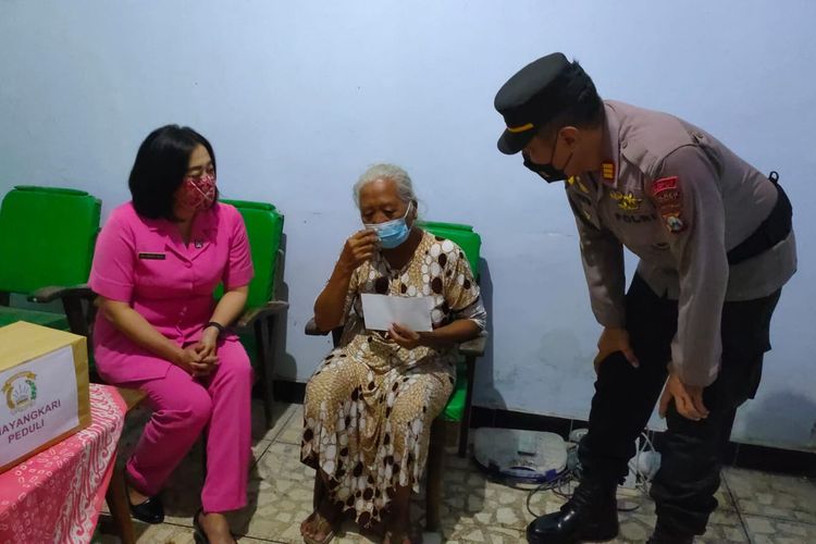 Kapolsek Pagu bersama Ketua Bhayangkari saat berkunjung di rumah Poninten (70) selaku korban jambret di Desa Padangan, Kecamatan Kayen Kidul, Kabupaten Kediri, Jawa Timur, Senin (25/4/2022). 