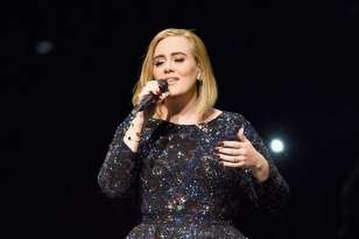 Adele menyanyi dalam konsernya di Staples Center, Los Angeles, California, pada 5 Agustus 2016.