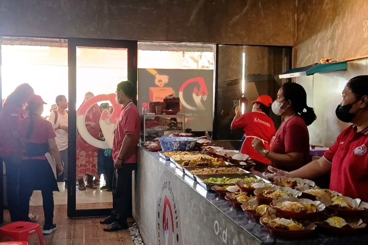 Tangis Pemulung dan Anak Kelaparan, Saat Rumah Makan Gratis Bekasi Terus Berbagi Makanan