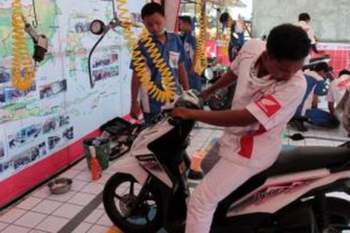 Salah satu layanan Astra Motor Denpasar untuk konsumen Honda di Honda Bikers Day, Bali, 2014.