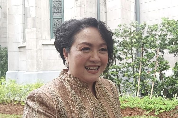Ibu Chelsea Islan, Samantha saat ditemui di gereja Katedral kawasan Jakarta Pusat, Kamis (8/12/2022). 