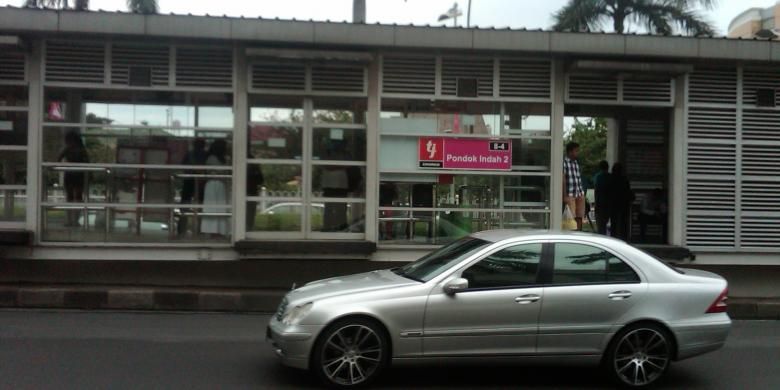 Halte busway Pondok Indah II atau yang biasa disebut halte Pondok Indah Mall pada Senin (3/6/2013)