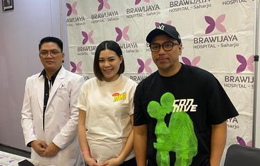 Penyanyi Sammy Simorangkir dan Vivianne Simorangkir dalam konferensi pers di RS Brawijaya Saharjo, Jakarta Selatan, Kamis (10/8/2023). Mereka baru saja dikaruniai anak kedua yang lahir pada 8 Agustus 2023.  