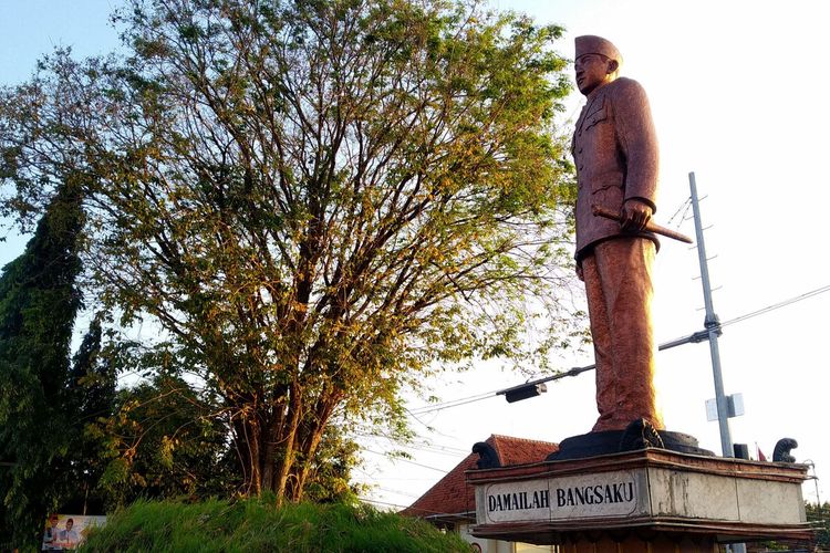 Patung Bung Karno di persimpangan Jalan A Yani dan Jalan Sumatera Kota Blitar, Minggu (4/7/2021)
