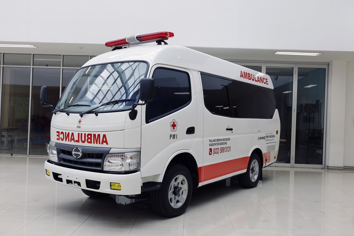 Ambulans dari Hino untuk PMI