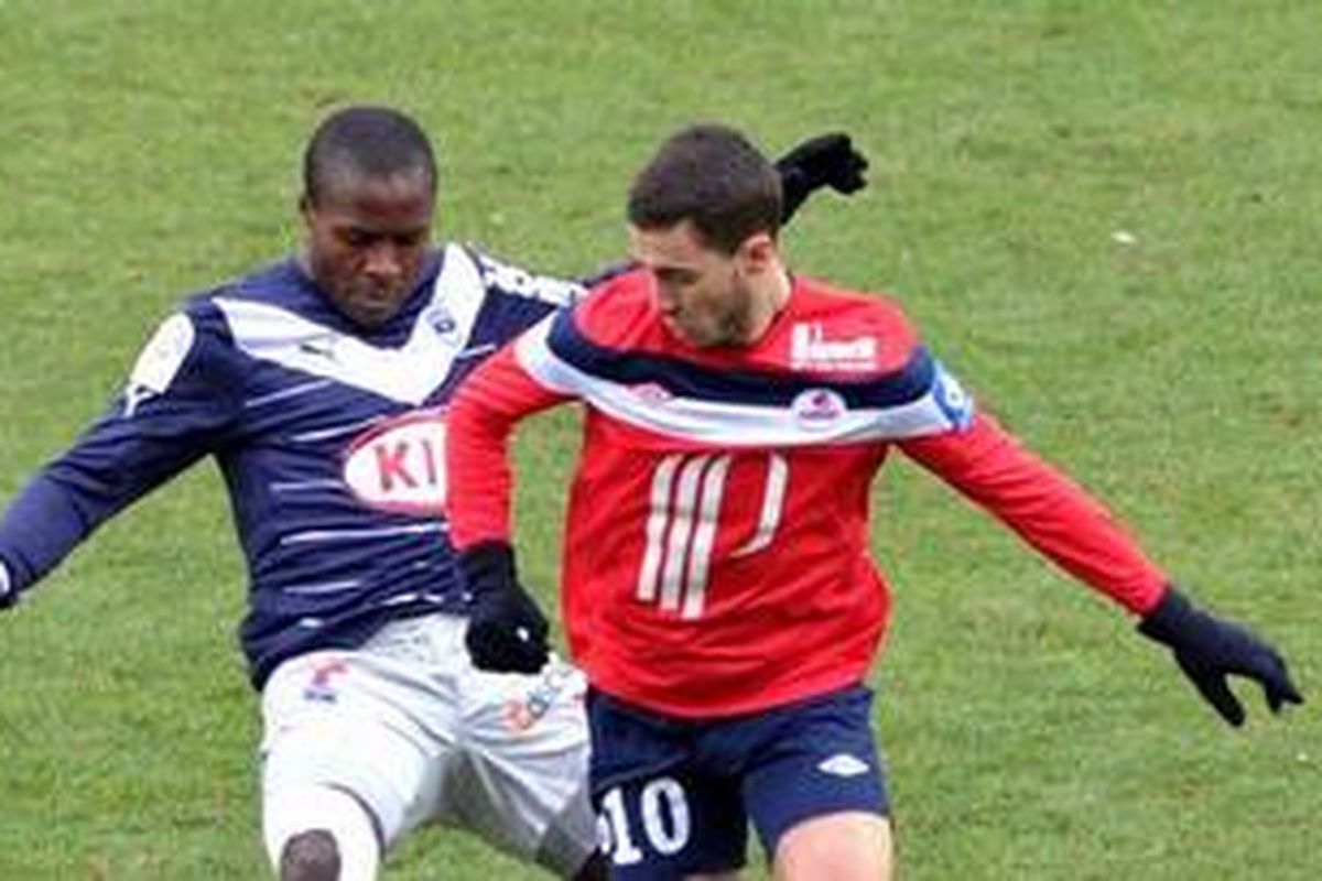 Gelandang Lille, Eden Hazard (kanan), berebut bola dengan penyerang Bordeaux, Joel Rsafack, pada pertandingan Ligue 1, di Lille Metropole Stadium, Minggu (12/2/2012). 