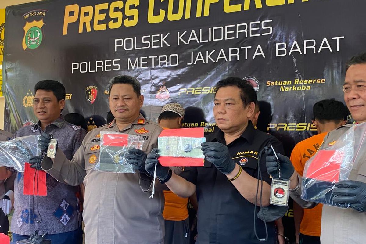 Kapolsek Kalideres AKP Syafri Wasdar menunjukkan barang bukti hasil penipuan yang dilakukan empat pria di Mapolsek Kalideres, Selasa (21/2/2023). 