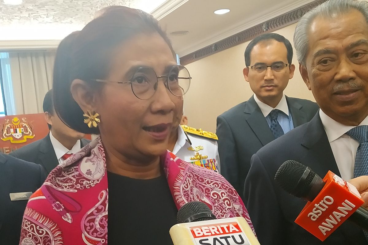 Menteri Kelautan dan Perikanan Susi Pudjiastuti bersama Menteri Dalam Negeri Malaysia Tan Sri Dato Muhyiddin bin Muhammad Yassin di Parlimen Malaysia, Kuala Lumpur, Rabu (10/7/2019).