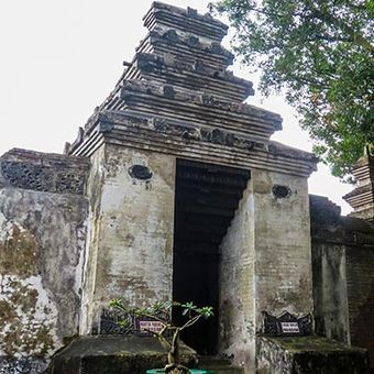 Pintu gerbang menuju Makam Raja Mataram Kotagede.