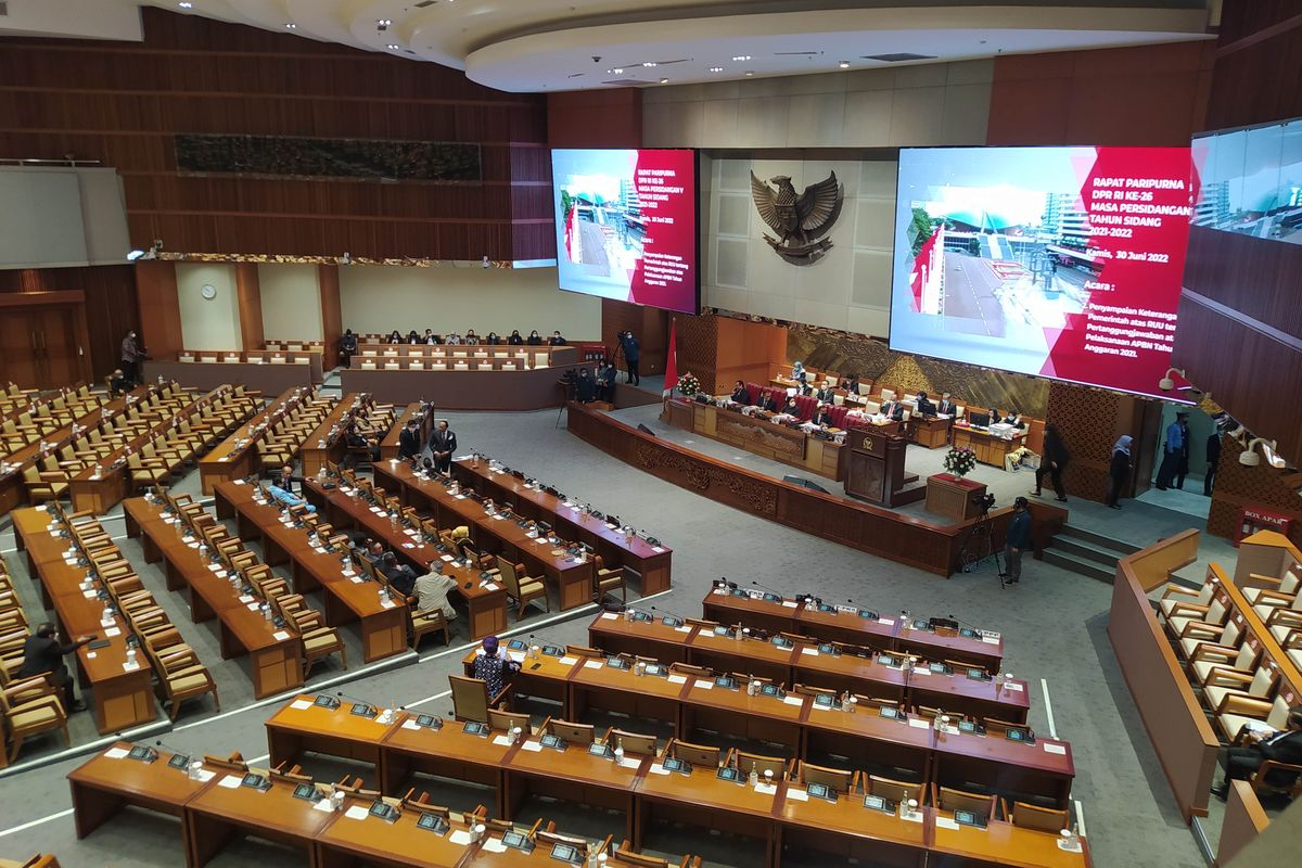 Suasana rapat paripurna ke-26 masa sidang V tahun 2021-2022 di Gedung DPR RI, Senayan, Jakarta, Kamis (30/6/2022). 