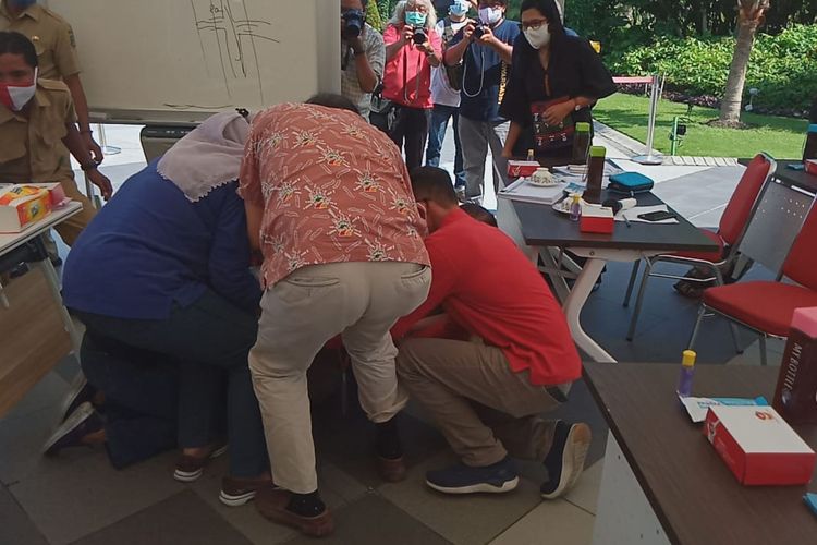 Wali Kota Surabaya Tri Rismaharini saat bersujud sambil menangis di hadapan para dokter saat menggelar audiensi bersama IDI Surabaya di Balai Kota Surabaya, Senin (29/6/2020).
