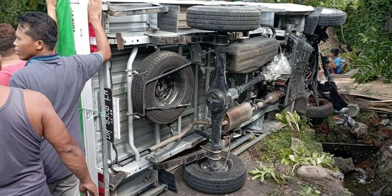 Isuzu Panther Tabrak Empat Motor di Tawangmangu