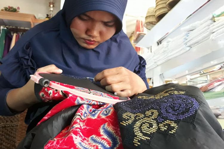 Feronita Suma (26), perajin sulaman karawo pada kain batik di Gorontalo. Batik menjadi media penyulaman untuk meningkatkan kualitas dan nilainya