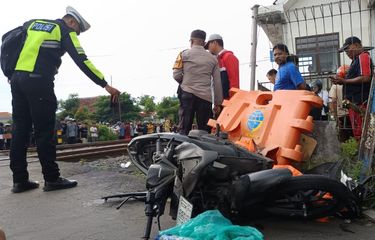 Kecelakaan yang melibatkan Kereta Malioboro Expres dengan 7 pengendara motor di Magetan, Jawa Timur.