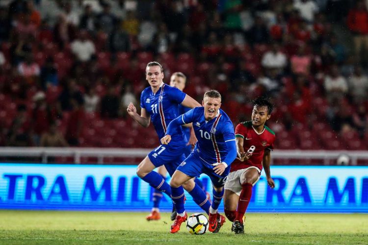 Pemain timnas Indonesia, Muhammad Hargianto berebut bola dengan pemain timnas Islandia saat pertandingan persahabatan Indonesia melawan Islandia di Stadion Gelora Bung Karno, Jakarta, Minggu (14/1/2018). Indonesia kalah 1-4 melawan Islandia.