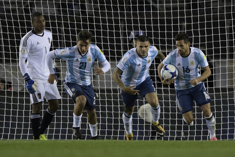 Pemain Argentina, Lautaro Acosta (kanan), Mauro Icardi (tengah), dan Paulo Dybala, berlari merayakan gol mereka ke gawang Venezuela dalam partai Kualifikasi Piala Dunia 2018 di Stadion Monumental, Buenos Aires, 5 September 2017.