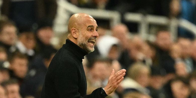 Pep Guardiola memberi instruksi dalam pertandingan sepak bola Liga Inggris antara Newcastle United vs Manchester City di St James' Park di Newcastle-upon-Tyne, timur laut Inggris pada 22 November 2025. (Foto oleh Oli SCARFF / AFP) 