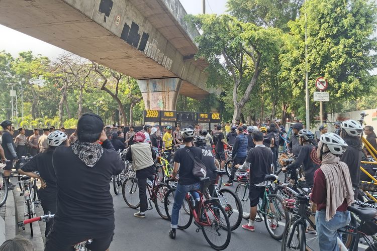 Mengayuh ke Istana: 3 Hari Gowes Bandung-Jakarta demi Tuntut Karhutla Jadi Bencana Nasional