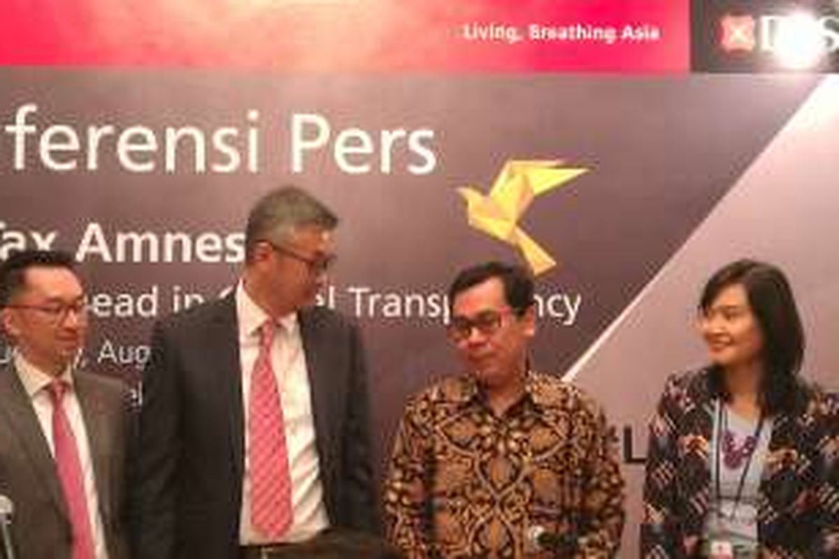 Head of Wealth Management Bank DBS Indonesia, Widrawan Hindrawan (paling kiri) dan  Kepala Subdirektorat Pengelolaan Portofolio Surat Utang Negara Kementerian Keuangan, Novi Puspita Wardani (paling kanan)  di Jakarta, Selasa (9/8/2016).