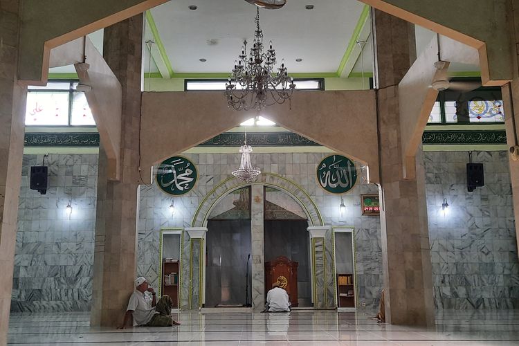 Masjid Al-Atiq Kampung Melayu tampak dalam.