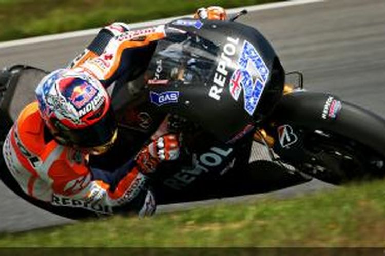 Pebalap Australia, Casey Stoner, menjelajahi Sirkuit Twin Ring Motegi, Jepang, pada sesi uji coba bersama Honda, Kamis (4/10/2013).