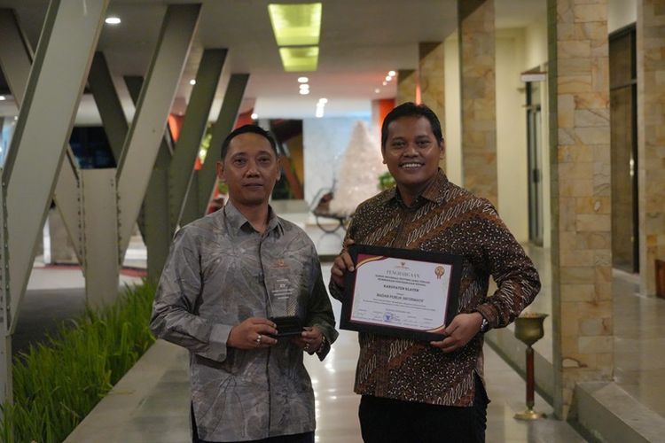 Penghargaan KIP Jateng Awards 2024 yang diterima langsung oleh Sekretaris Daerah (Sekda) Kabupaten Klaten Jajang Prihono.