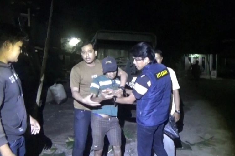 Aparat kepolisian di Kabupaten Gowa, Sulawesi Selatan terus menghalau kerabat korban melakukan perusakan terhadap rumah milik pelaku pembunuhan yang menewaskan mertua dan menantu. Minggu, (2/11/225).