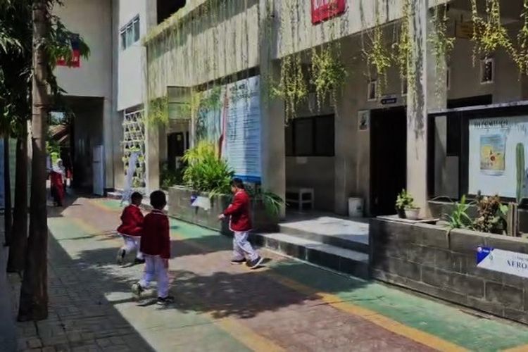 Sekolah Dasar Muhammadiyah Terpadu (SDMT) Ponorogo, resmi menghentikan program Makan Bergizi Gratis (MBG). Pihak sekolah mengaku ada keterlambatan pengiriman hingga siswa sudah pulang MBG baru datang.