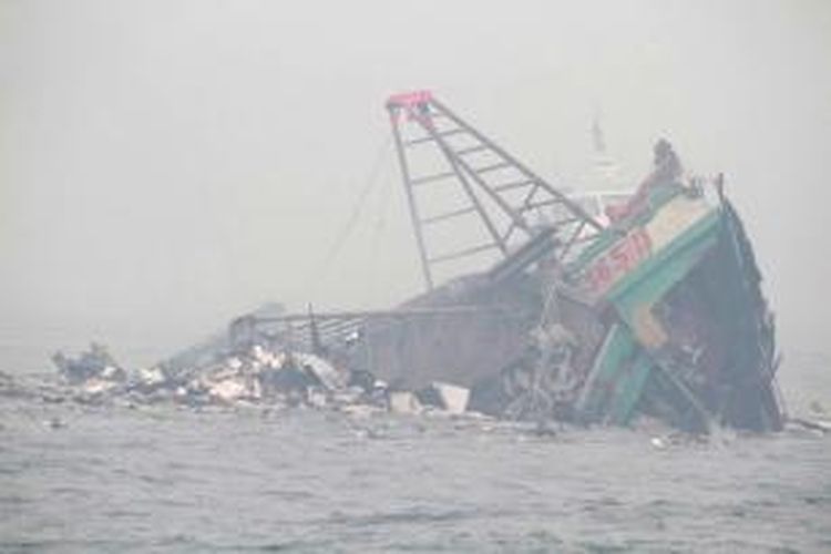Kabut asap menyelimuti dalam proses pemusnahan 4 kapal asing asal Vietnam di perairan Pulau Datok, Kabupaten Mempawah, Kalimantan Barat, Senin (19/10/2015). Meski kabut asap menyelimuti, proses pemusnahan kapal menggunakan dinamit berdaya rendah ini berjalan dengan lancar.