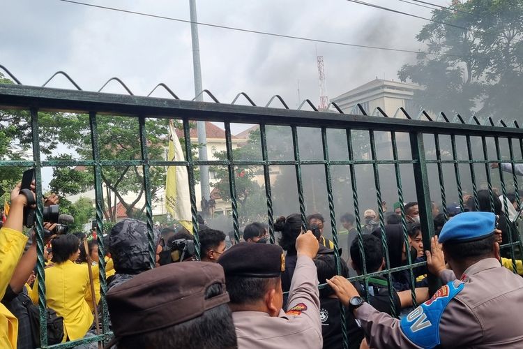 Ratusan mahasiswa dan buruh mengikuti aksi unjuk rasa menolak Perppu Cipta Kerja di depan Kantor DPRD Jateng, Selasa (14/3/2023).