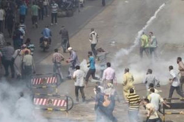 Bentrokan antara para pendukung Muhammad Mursi dan aparat keamanan menyebar ke berbagai kota di Mesir dan sudah menewaskan ratusan orang.