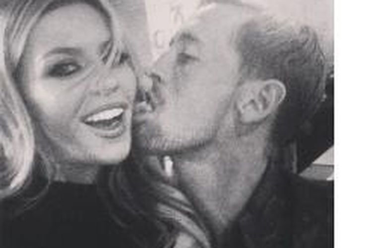 Abbey Clancy dan Peter Crouch tampil mesra.