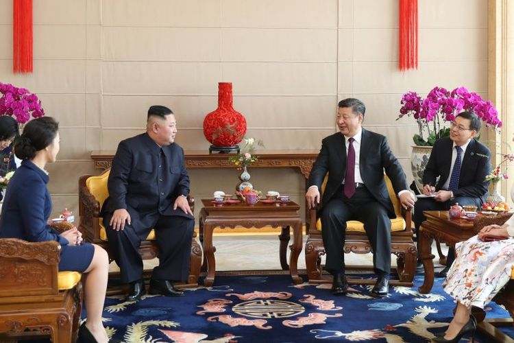 Pemimpin Korea Utara Kim Jong Un ketika bertemu dengan Presiden China Xi Jinping.