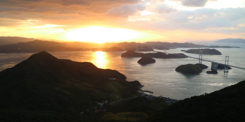 Panorama matahari tenggelam dilihat dari observatorium Kirosan di Kota Imabari di Prefektur Ehime, Jepang.